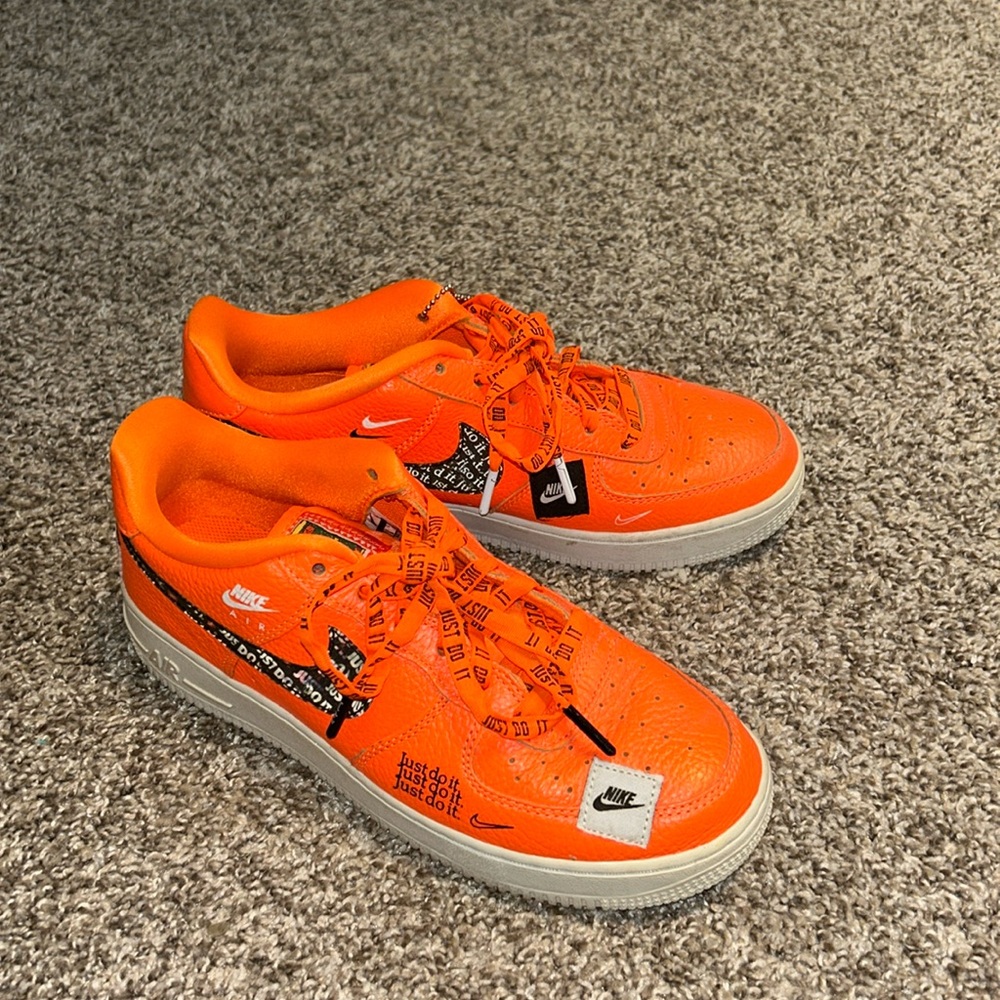 2018 air force 1 low ‘just do it’. orange. size boys/mens 7.